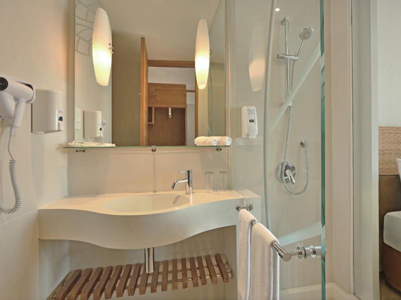 HOLIDAY INN EXPRESS RAYA KUTA Bathroom (1)