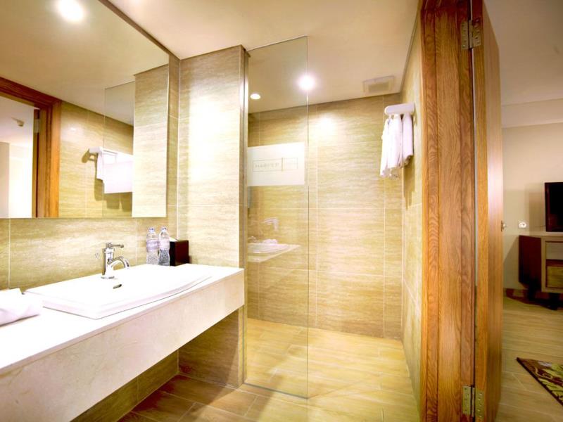 Harper Kuta Bathroom (3)