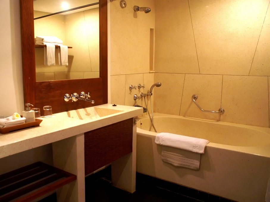 Maya Ubud-superior-deluxe-room-Bathroom