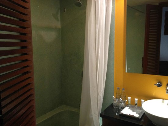 Mercure Kuta Bathroom (1)