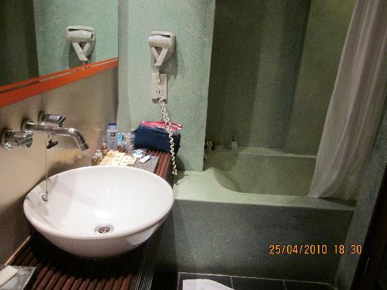 Mercure Kuta Bathroom (2)