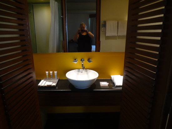 Mercure Kuta Bathroom