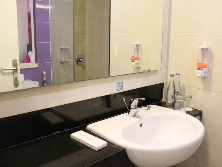 THE PRIMERA HOTEL SEMINYAK BATHROOM