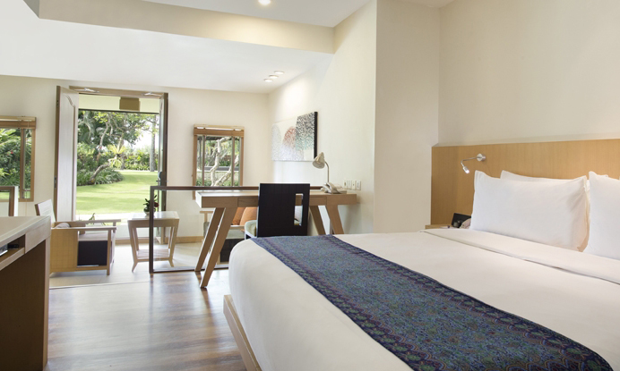 holiday-inn-baruna-junior-suite-garden-access-nonsmoking