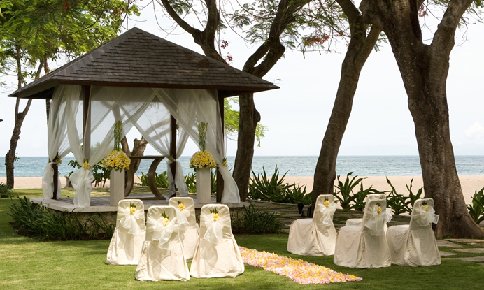 holiday-inn-resort-baruna-bali-beach-front-wedding-white