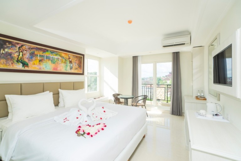 Deluxe-room-Balcony-honeymoon-set-up-1-768x512