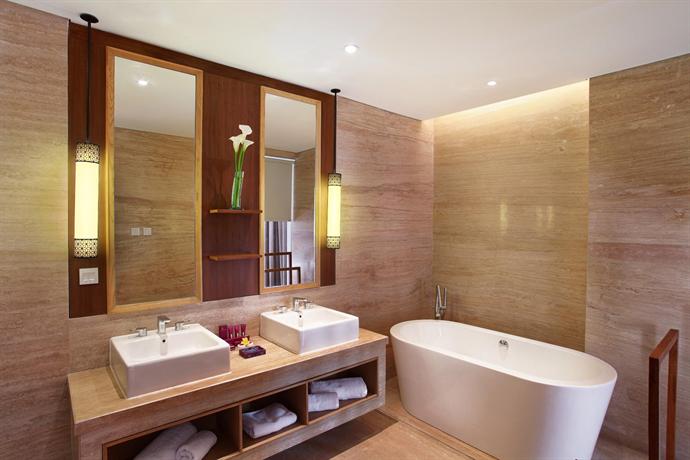 GRAND INNA KUTA  EXECUTIVE BATHROOM