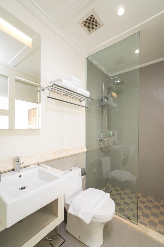 deluxe-balcony-bathrrom