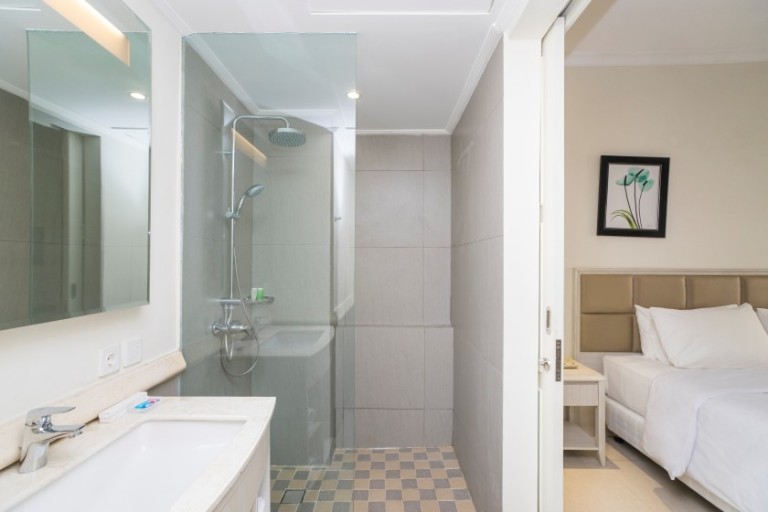 deluxe-pool-bathroom-3-768x512