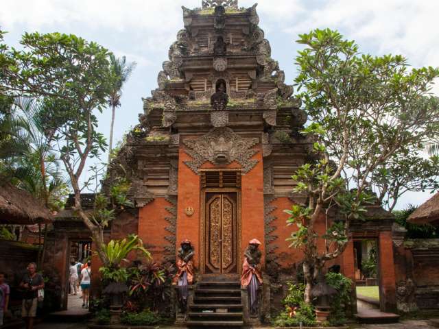 ubud-city-bali-indonesia-ubud-palace-d-central-temple-in-the-ubud-palace-courtyard