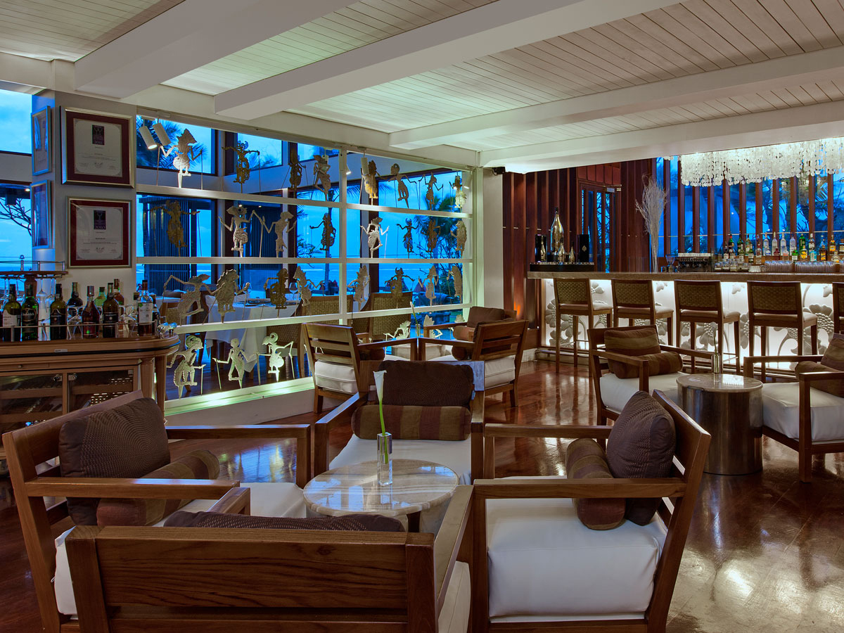 Saint Regis-kayuputi_overlooking_bar