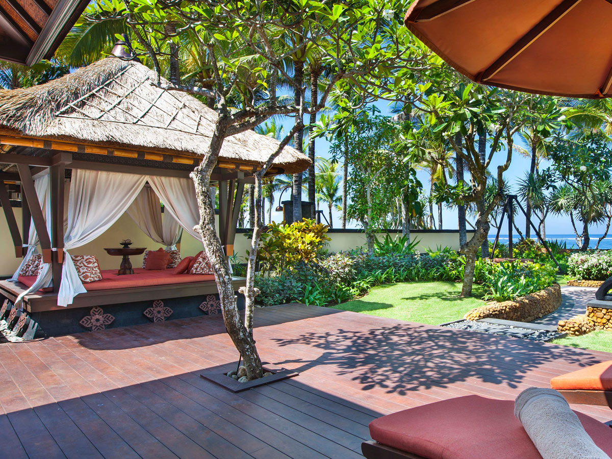 Saint Regis-strand_villa_garden_overlooking_beach
