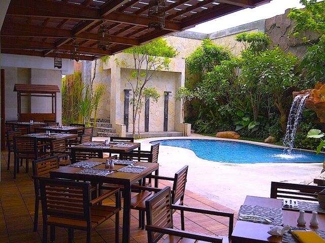 jambuluwuk-malioboro-boutique-hotel-pool-side-large