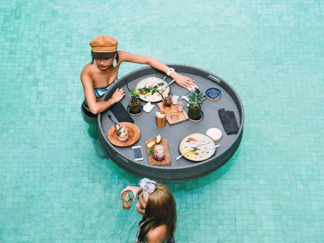 Floating_Pool_Breakfast_Cabina_Bali_1