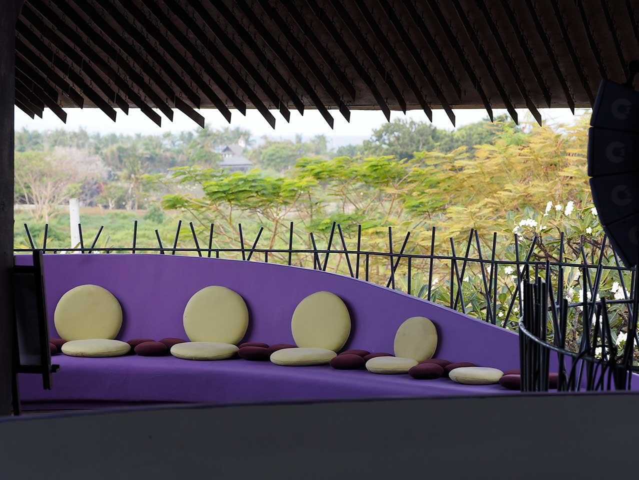 TAPA_bistro_sofa