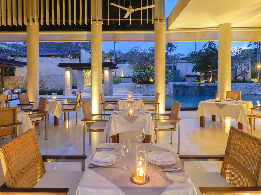 the_bale_faces_restaurant_at_dusk