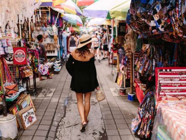 TRADITIONAL SHOPPING TOUR 1