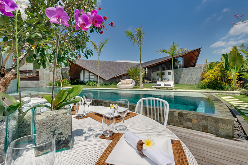 The-Layar-4-bedroom-Dining-by-the-pool-1