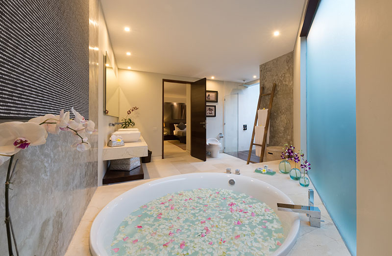 The-Layar-4-bedroom-Flower-petal-bath-1