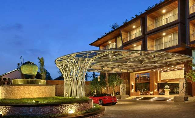 courtyard w