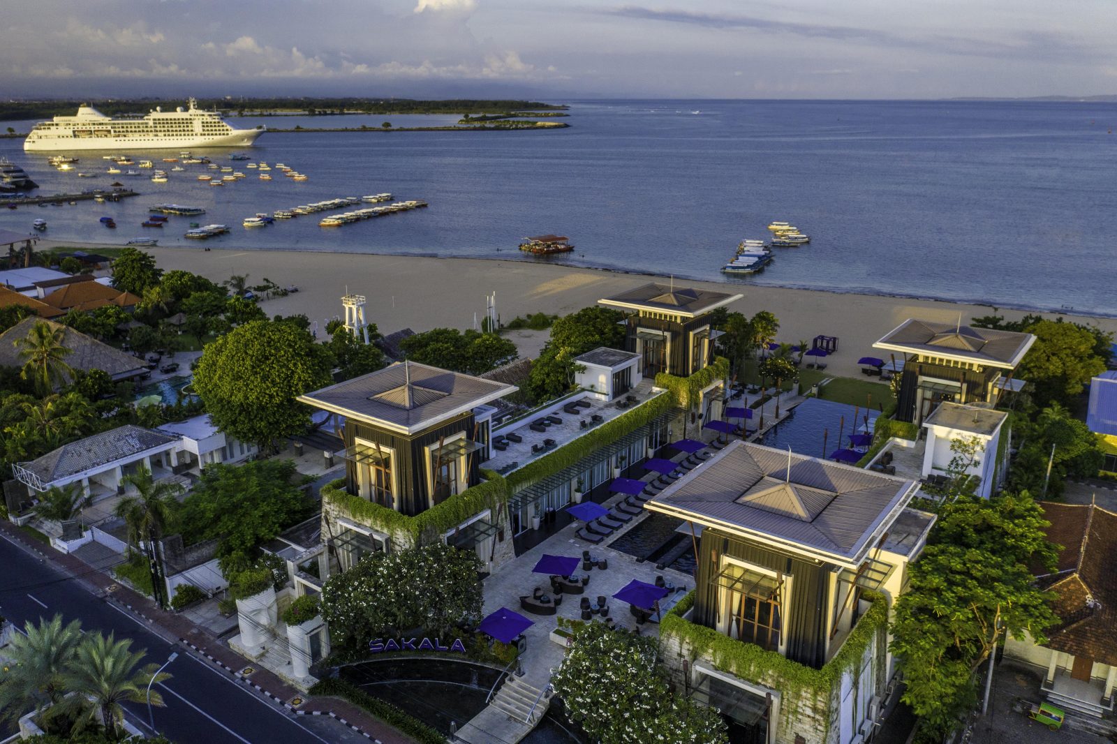 Sunset-Sakala-beach-club-with-cruise