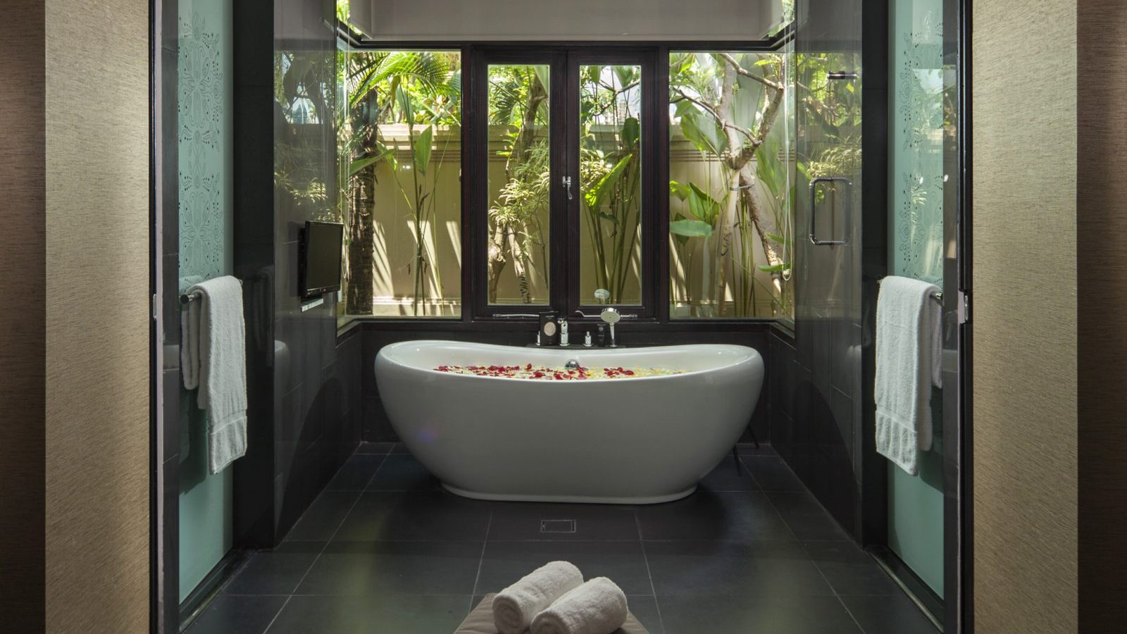 sakala-POOL-VILLA-BATHROOM
