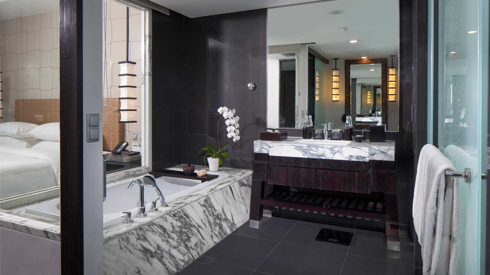 sakala-TWO-BEDROOM-SUITE-MASTER-BEDROOM-BATHROOM