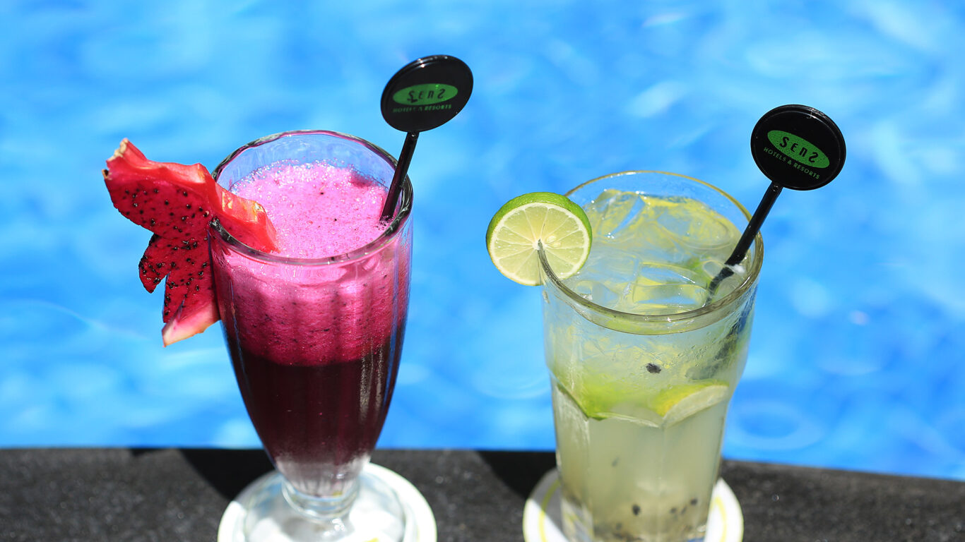 sens_hotel_din_poolside_dinner_slide_01-1366x768
