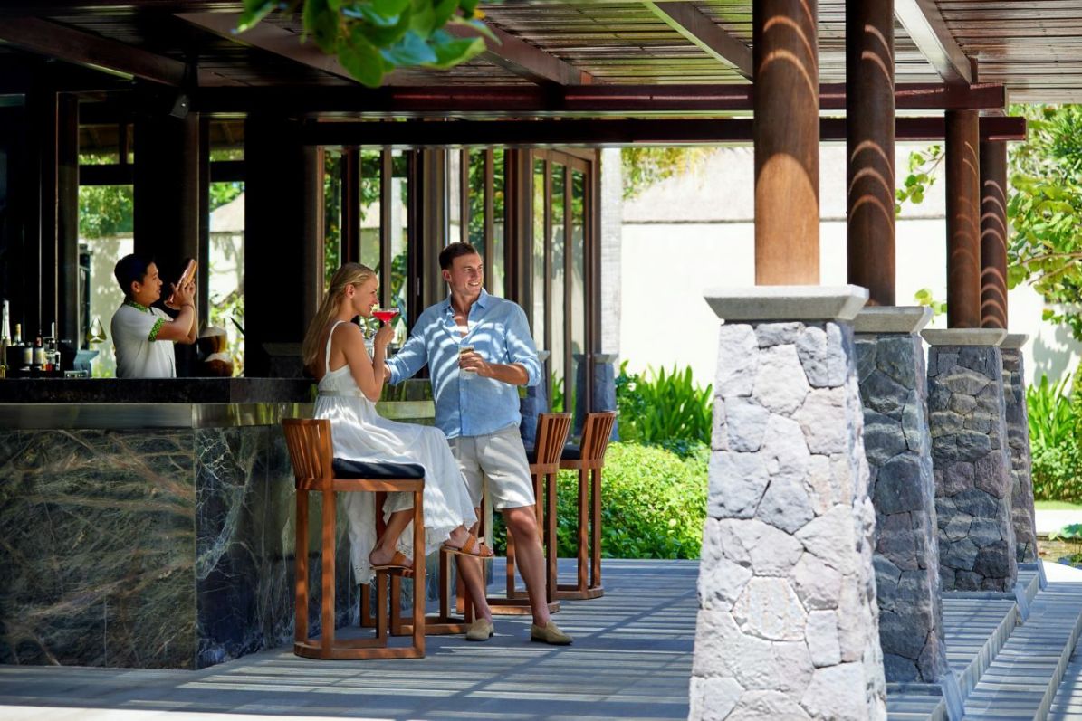 poolside-bar