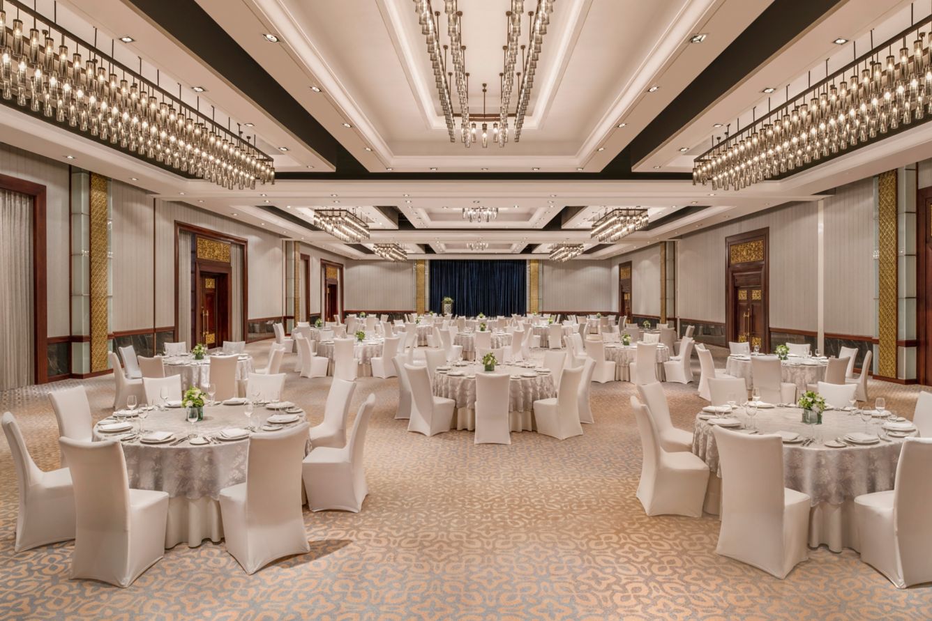 raya-ballroom-wedding-setup