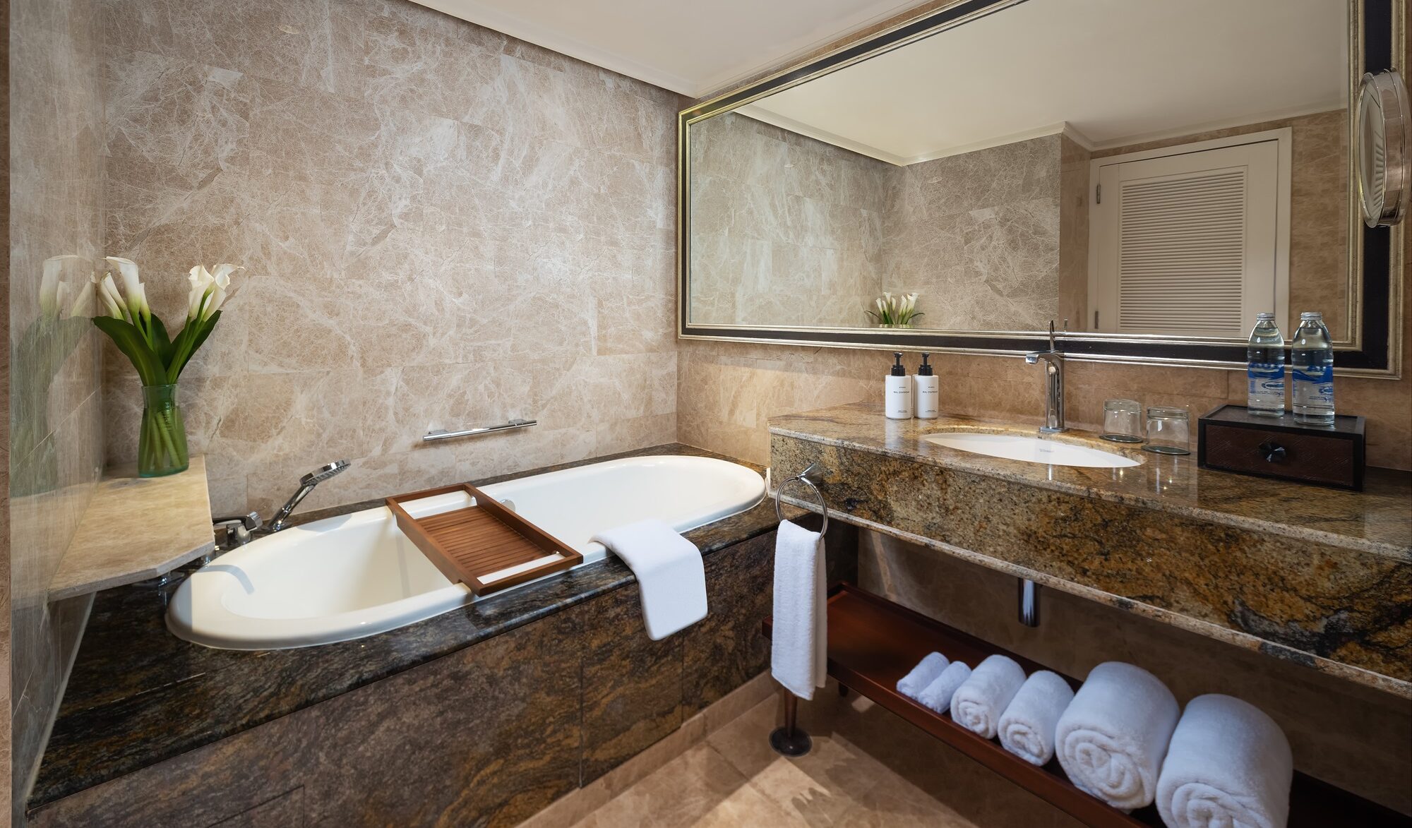 King-Club-Suite-Bathroom-e1706500631936