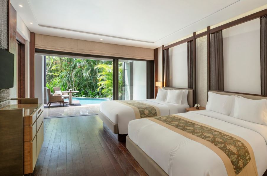 The Ritz-Carlton Suite with Pool Access 2