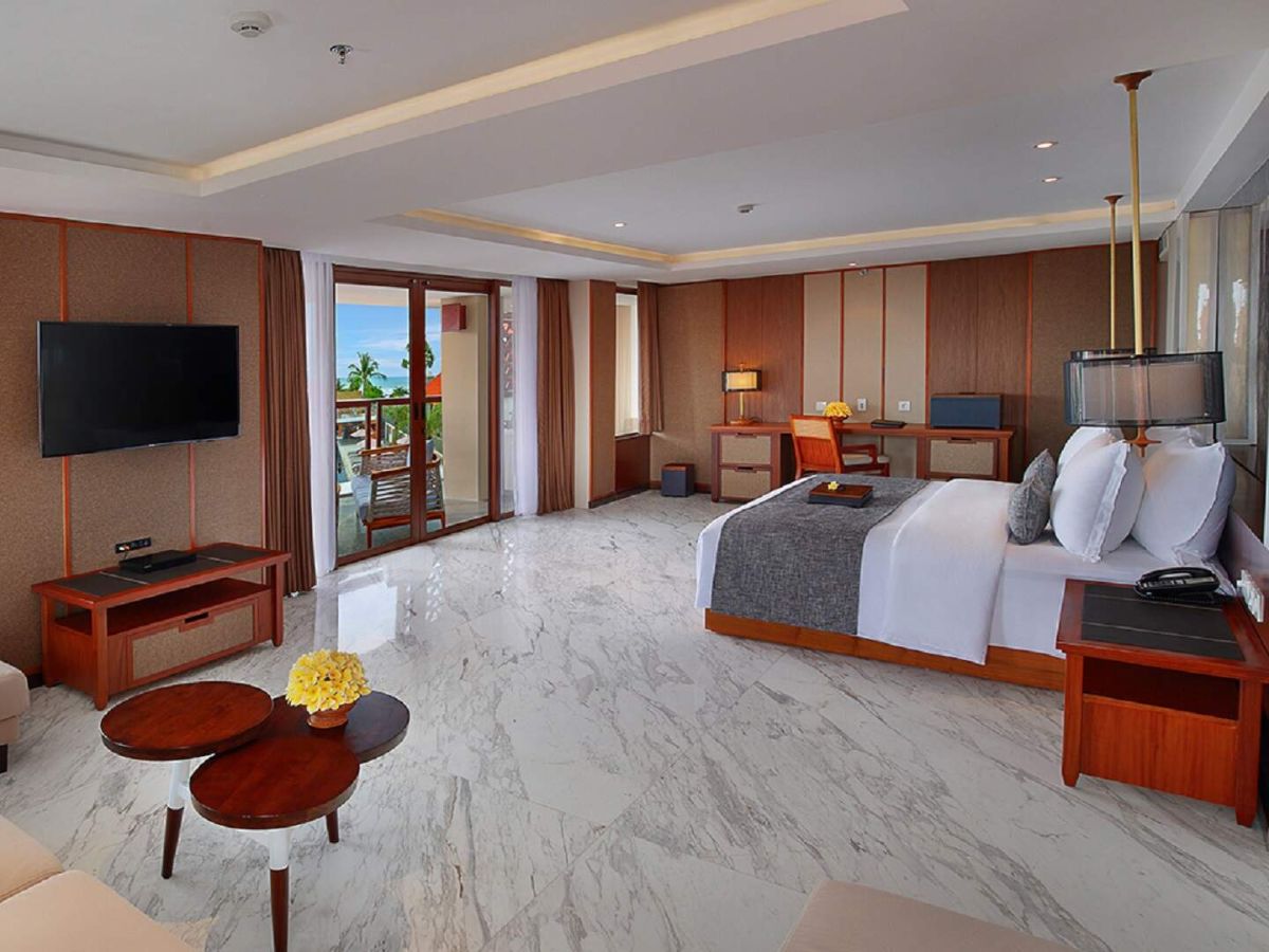 Grand Suites Pool with Spa Bath