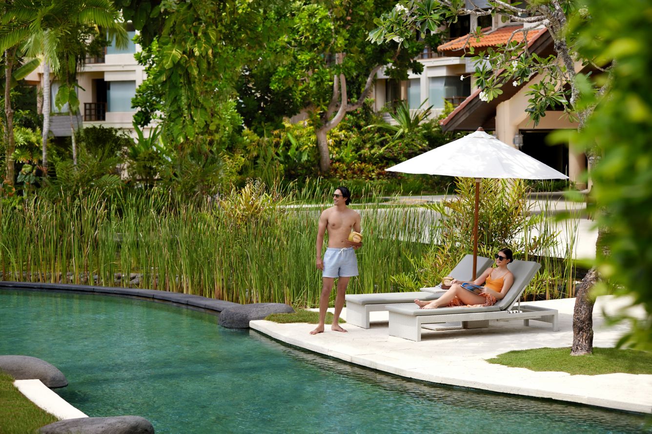 wi-dpswi-couple-at-pool-38961_Classic-Hor