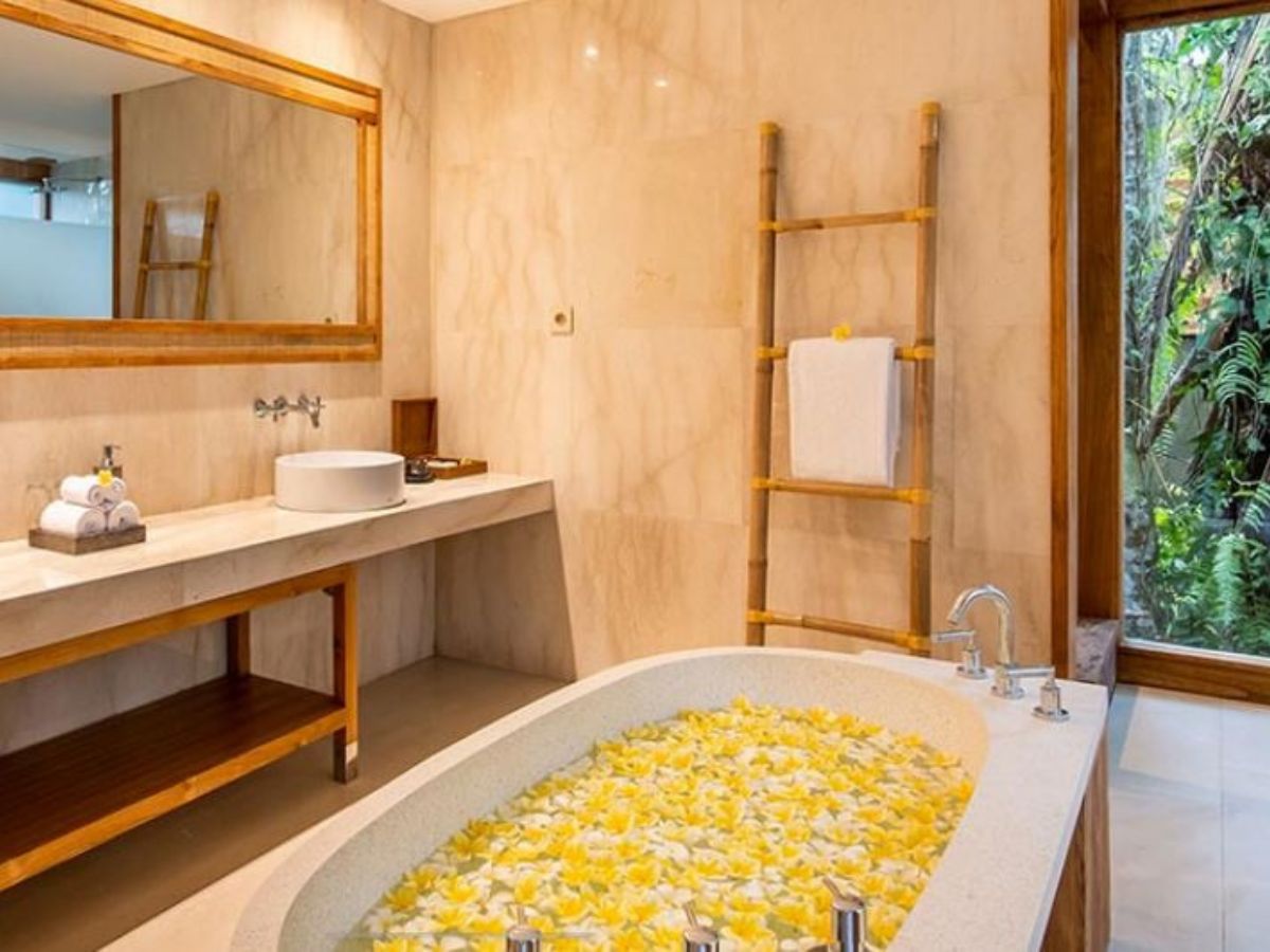 Deluxe Suite with Private Hot Tub (3)