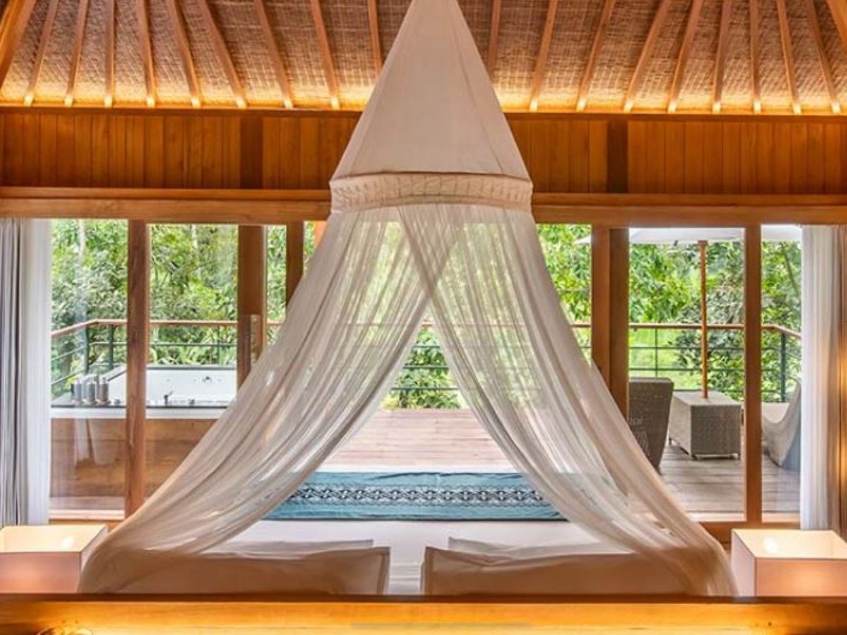 Deluxe Suite with Private Hot Tub (5)
